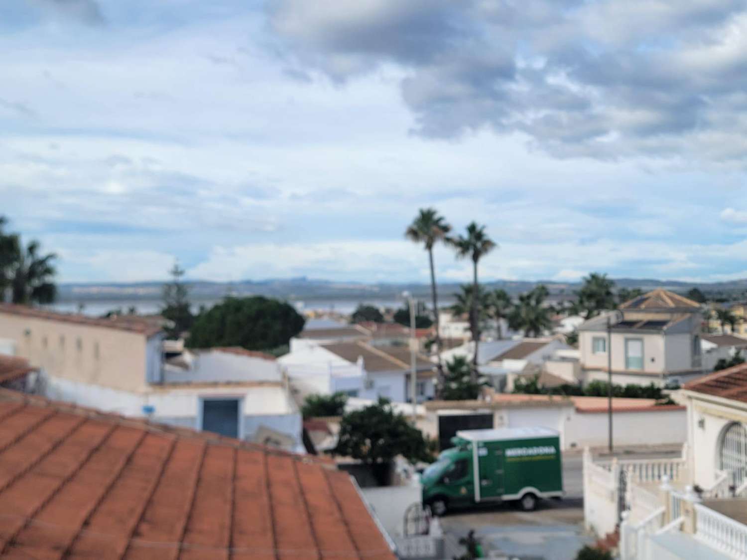 Kaksikerroksinen rivitalo, jossa on aurinkoterassi, 2 makuuhuonetta, 2 kylpyhuonetta, pysäköinti, El Chaparralissa - Torrevieja