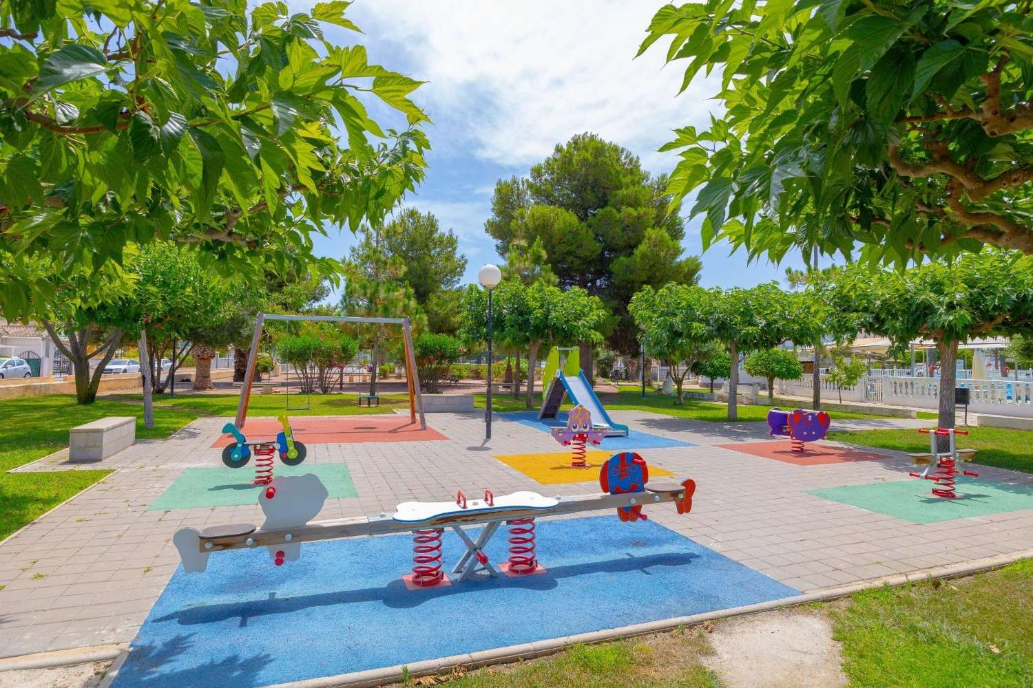 BUNGALOW I STADSOMRÅDET. TORREALMENDROS! TORREVIEJA