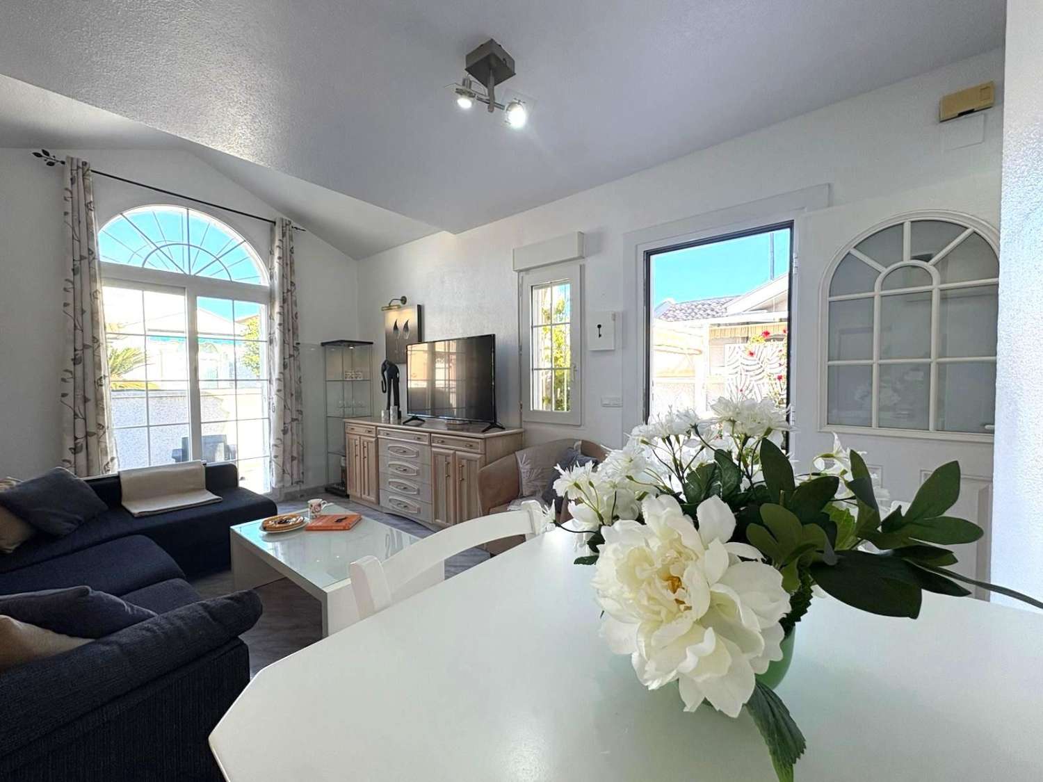 BUNGALOW I STADSOMRÅDET. TORREALMENDROS! TORREVIEJA