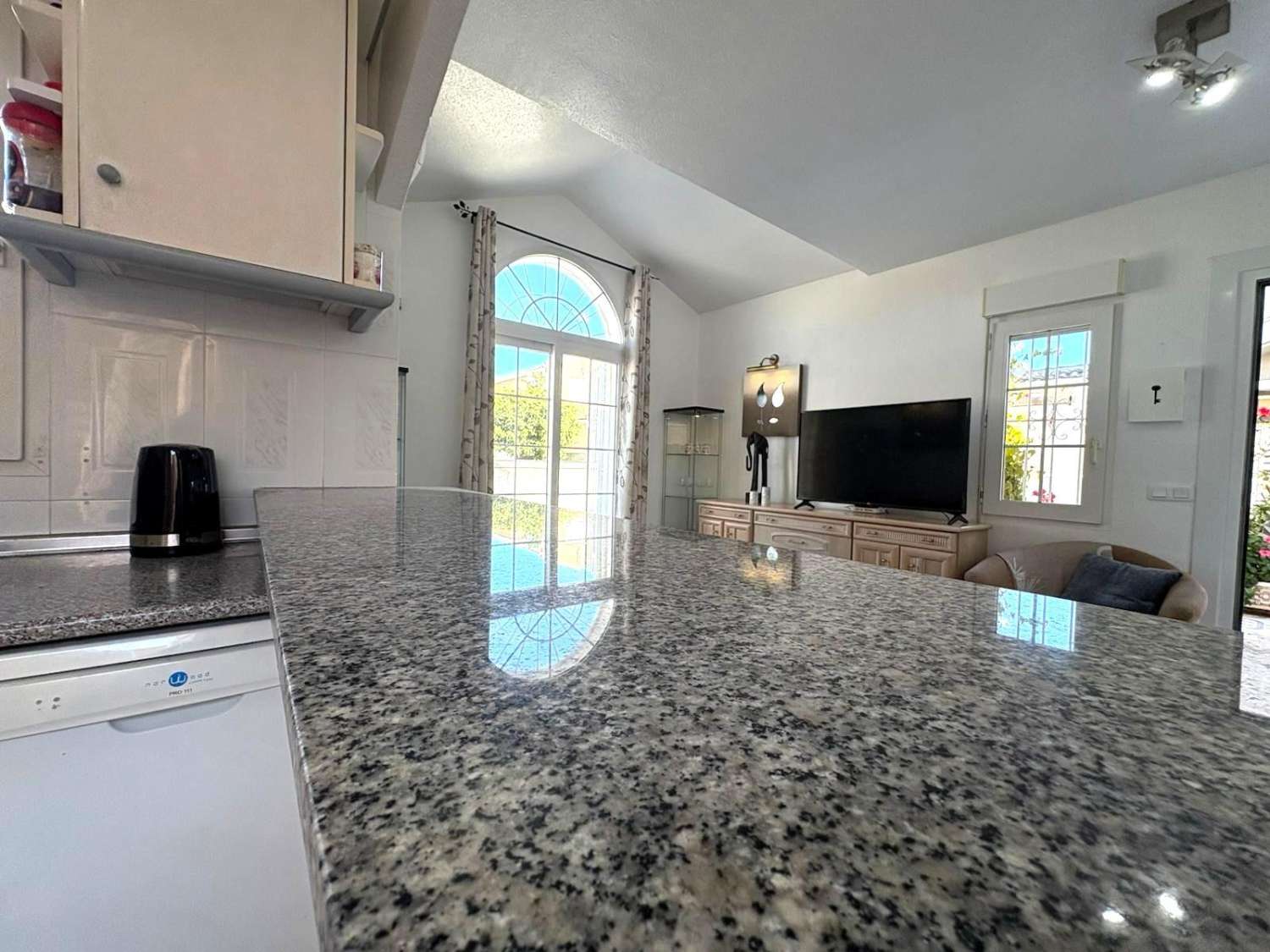 BUNGALOW I STADSOMRÅDET. TORREALMENDROS! TORREVIEJA