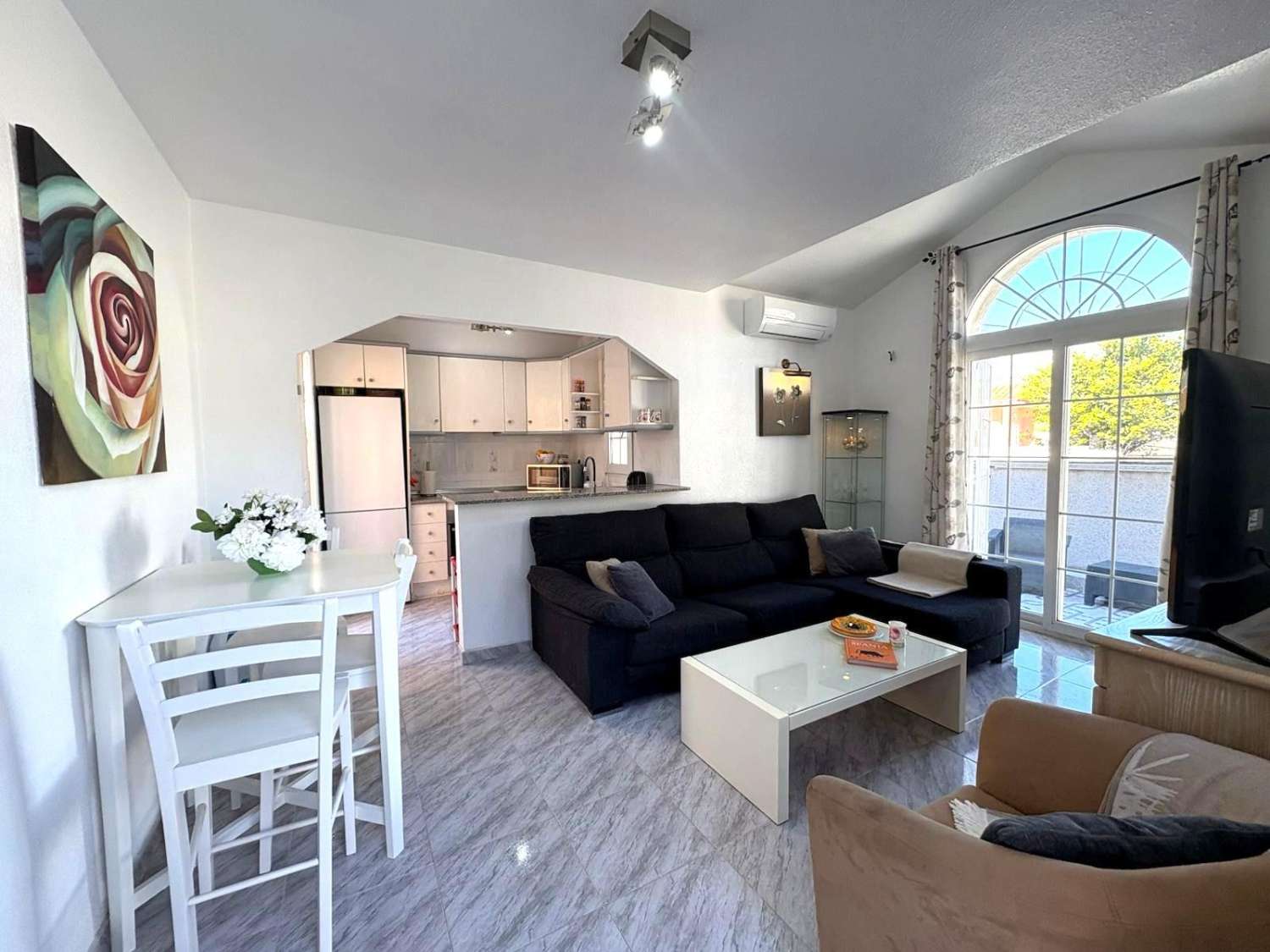 BUNGALOW I STADSOMRÅDET. TORREALMENDROS! TORREVIEJA