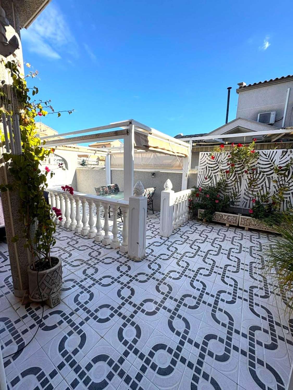 BUNGALOW I STADSOMRÅDET. TORREALMENDROS! TORREVIEJA