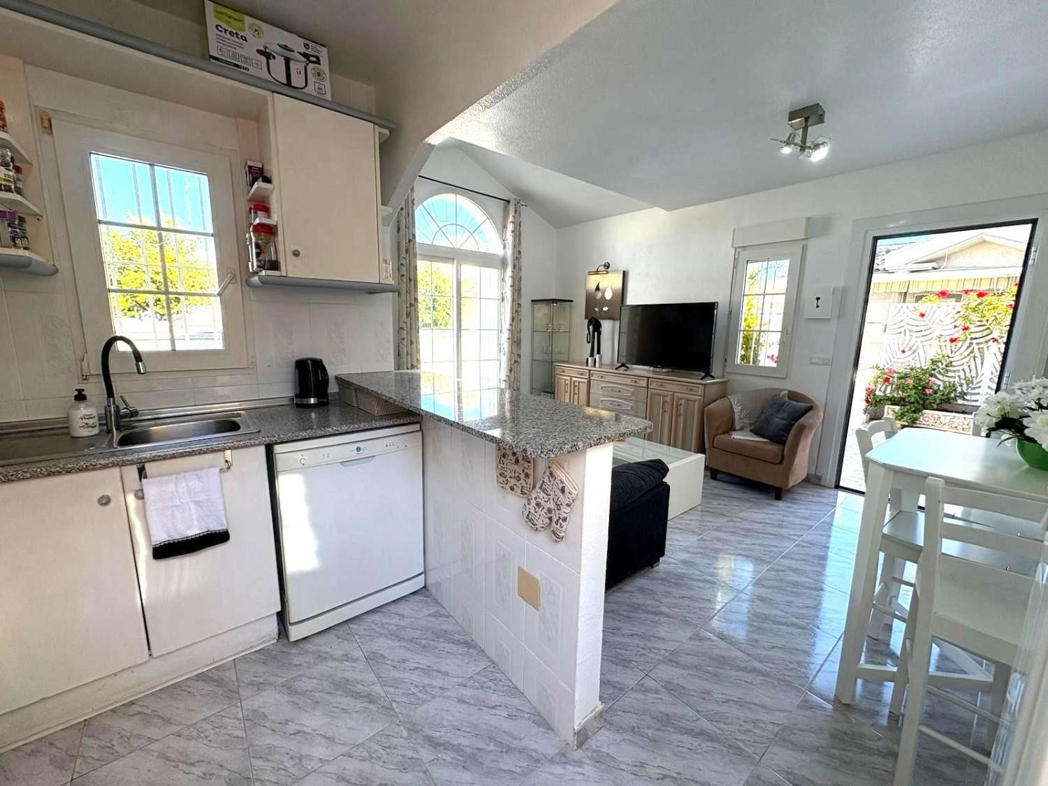 BUNGALOW I STADSOMRÅDET. TORREALMENDROS! TORREVIEJA