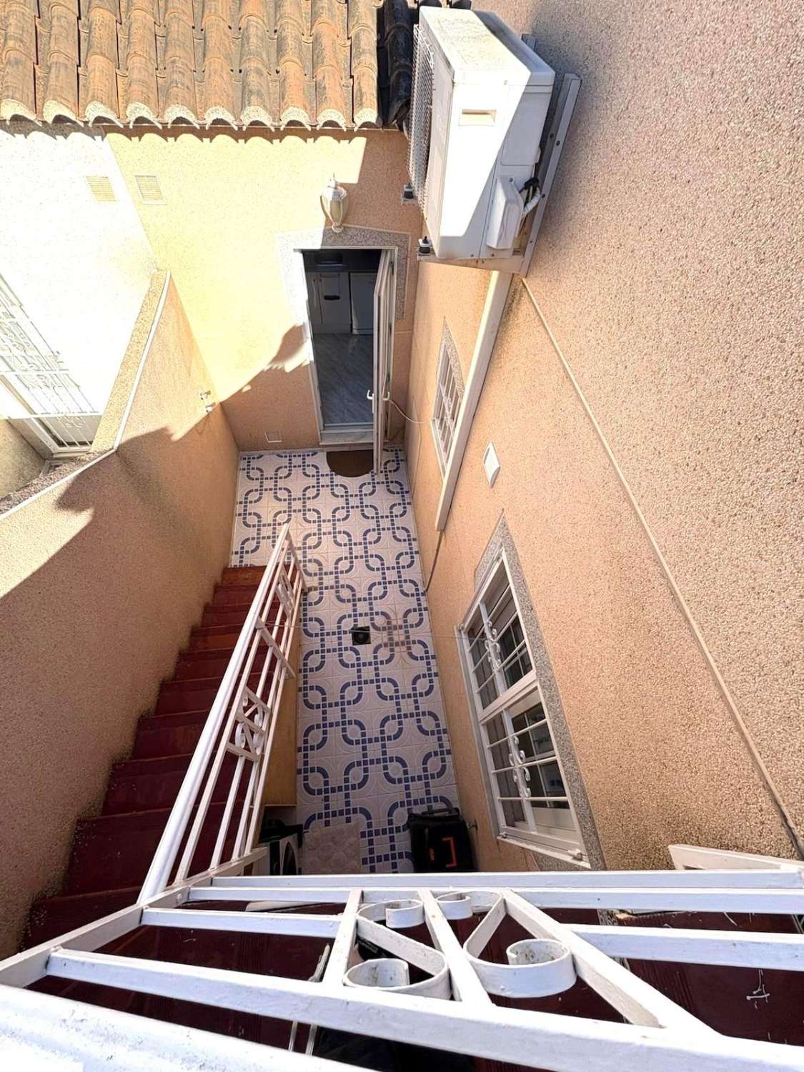 BUNGALOW I STADSOMRÅDET. TORREALMENDROS! TORREVIEJA