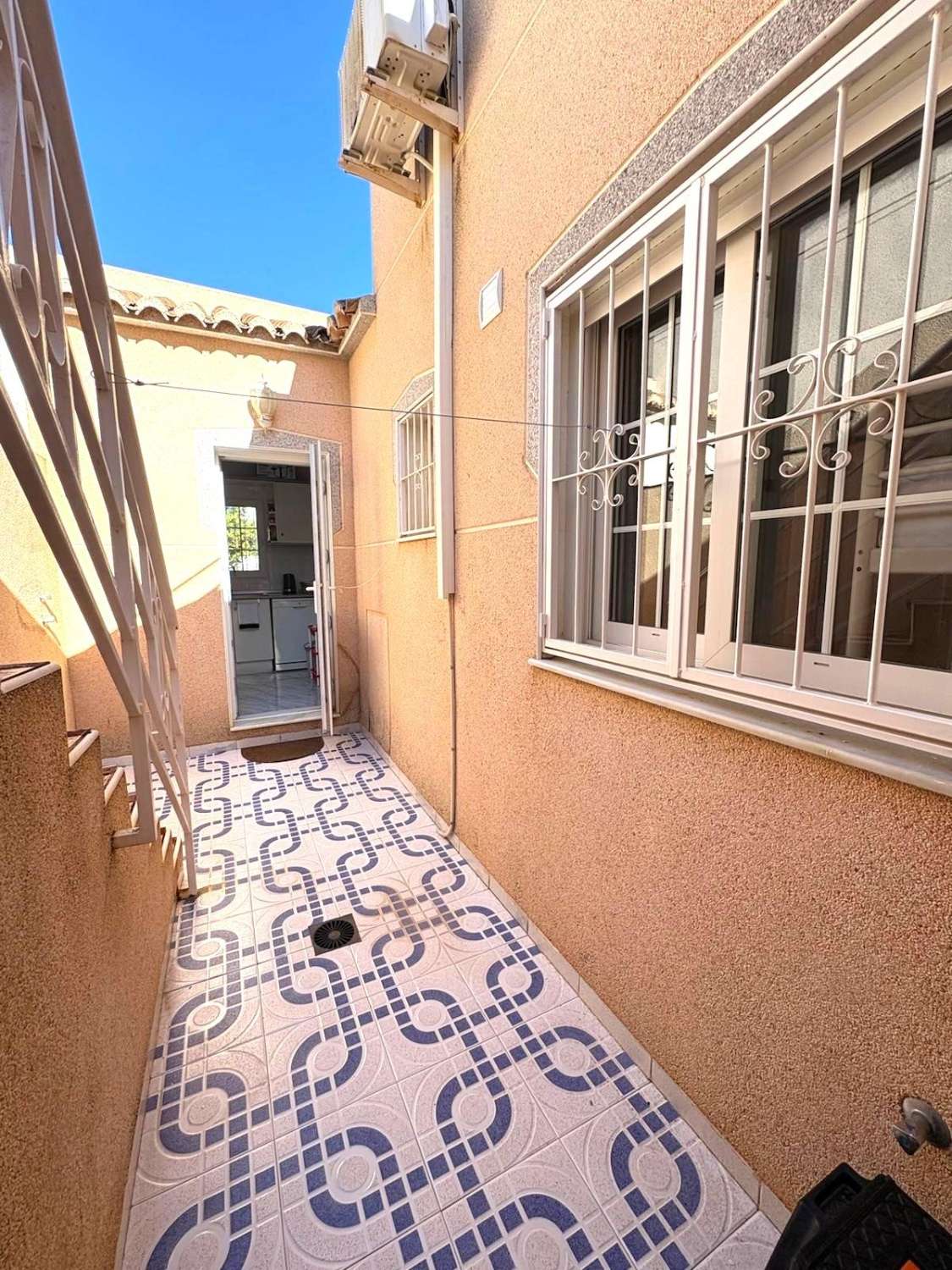 BUNGALOW I STADSOMRÅDET. TORREALMENDROS! TORREVIEJA