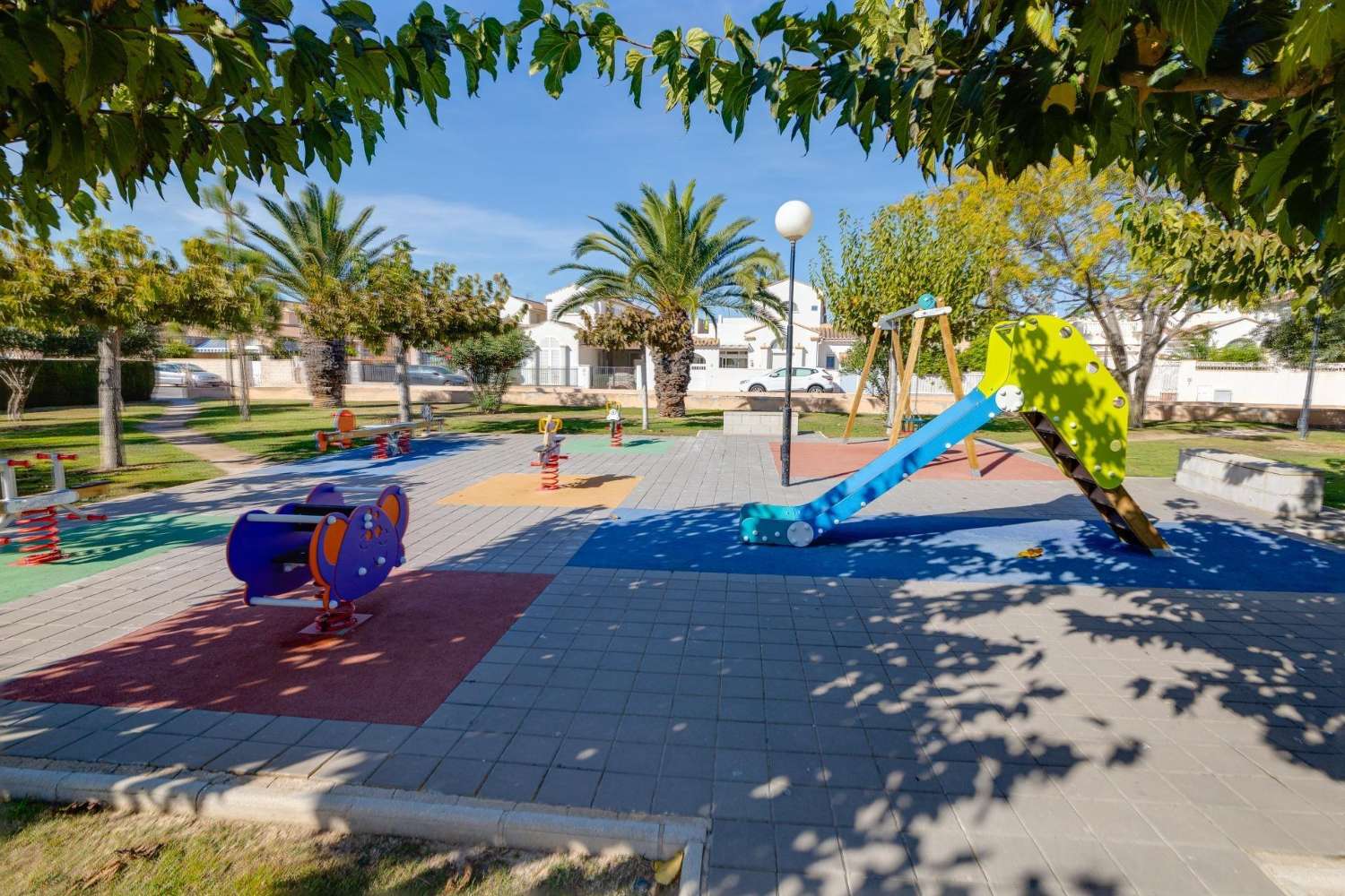 BUNGALOW I STADSOMRÅDET. TORREALMENDROS! TORREVIEJA