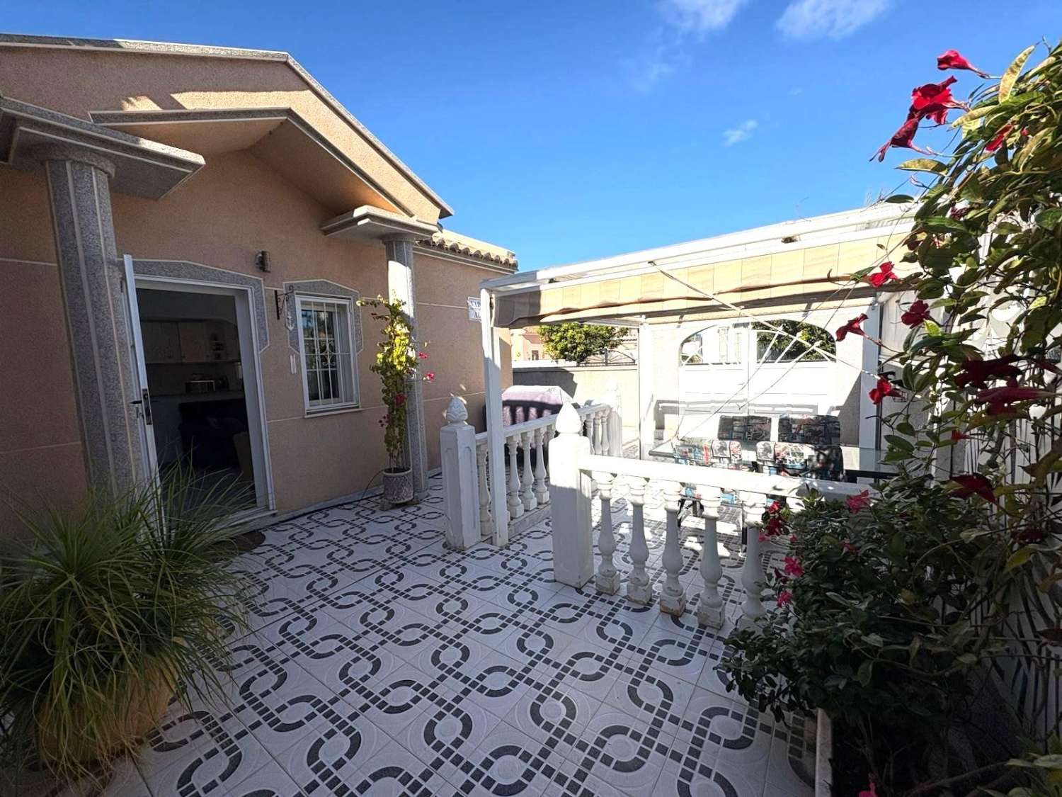 BUNGALOW I STADSOMRÅDET. TORREALMENDROS! TORREVIEJA