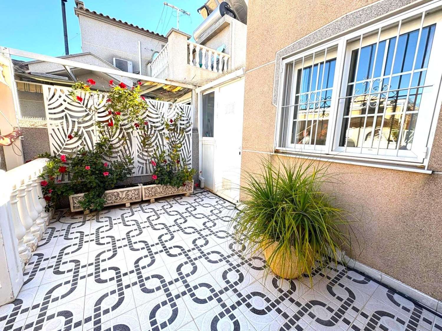 BUNGALOW I STADSOMRÅDET. TORREALMENDROS! TORREVIEJA