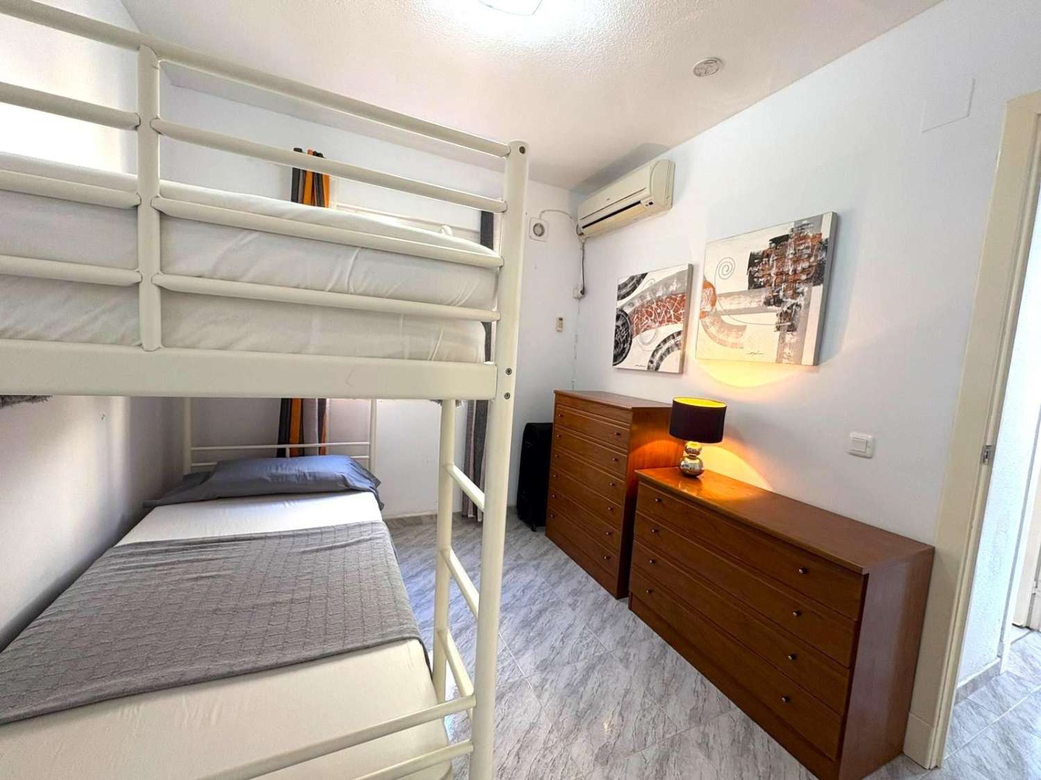 BUNGALOW I STADSOMRÅDET. TORREALMENDROS! TORREVIEJA