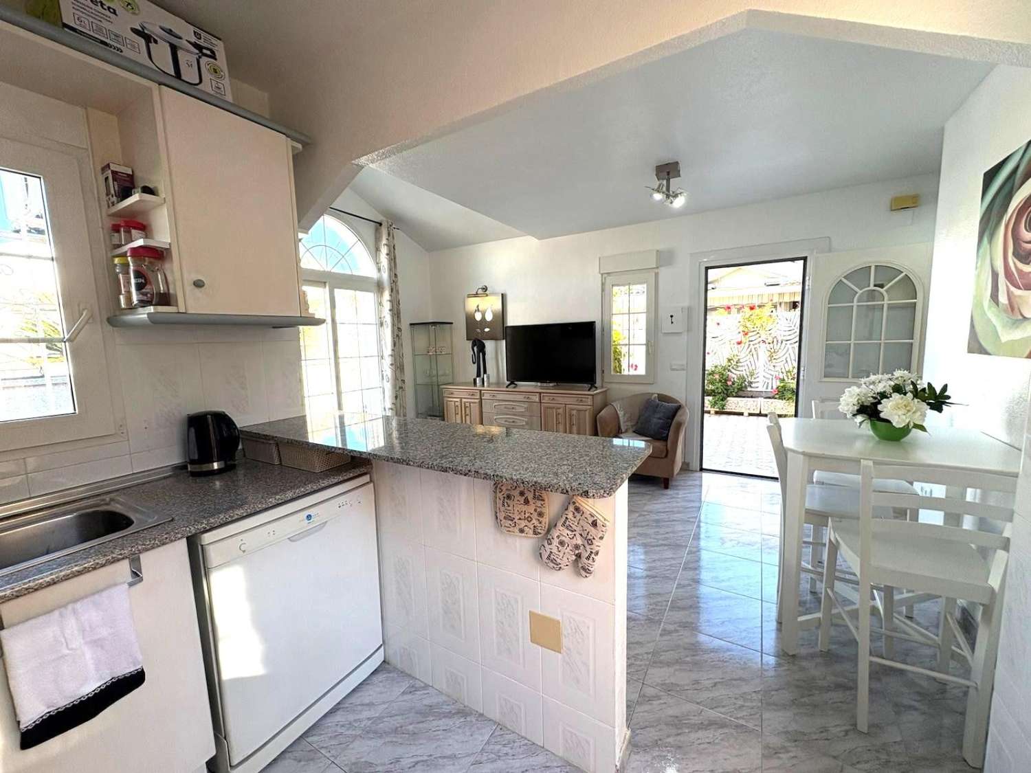 BUNGALOW I STADSOMRÅDET. TORREALMENDROS! TORREVIEJA