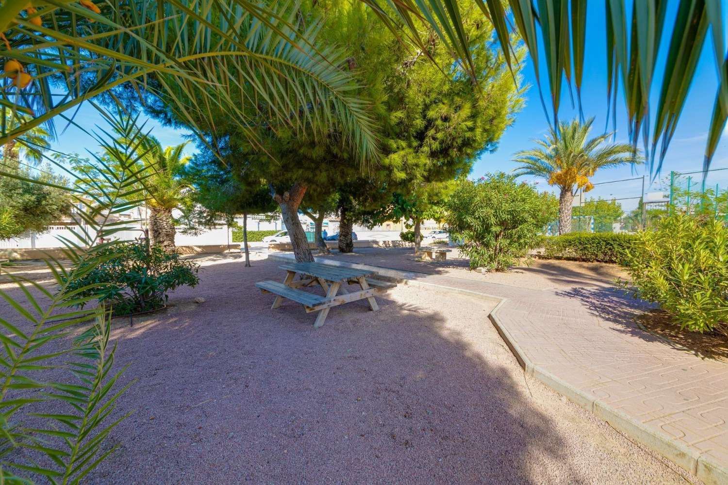 BUNGALOW I STADSOMRÅDET. TORREALMENDROS! TORREVIEJA