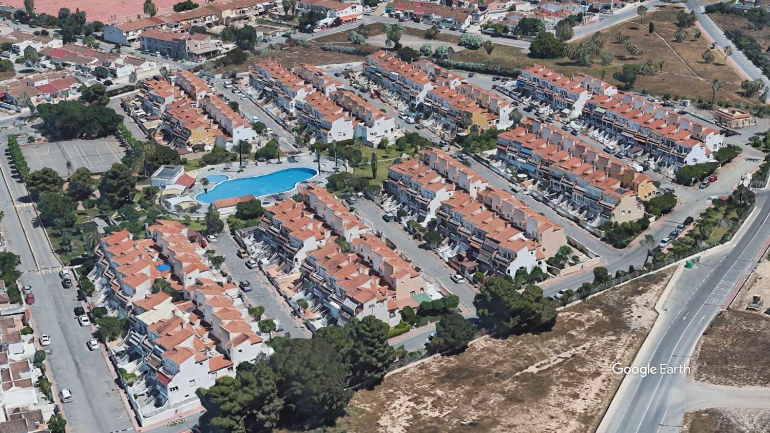 BUNGALOW I STADSOMRÅDET. TORREALMENDROS! TORREVIEJA