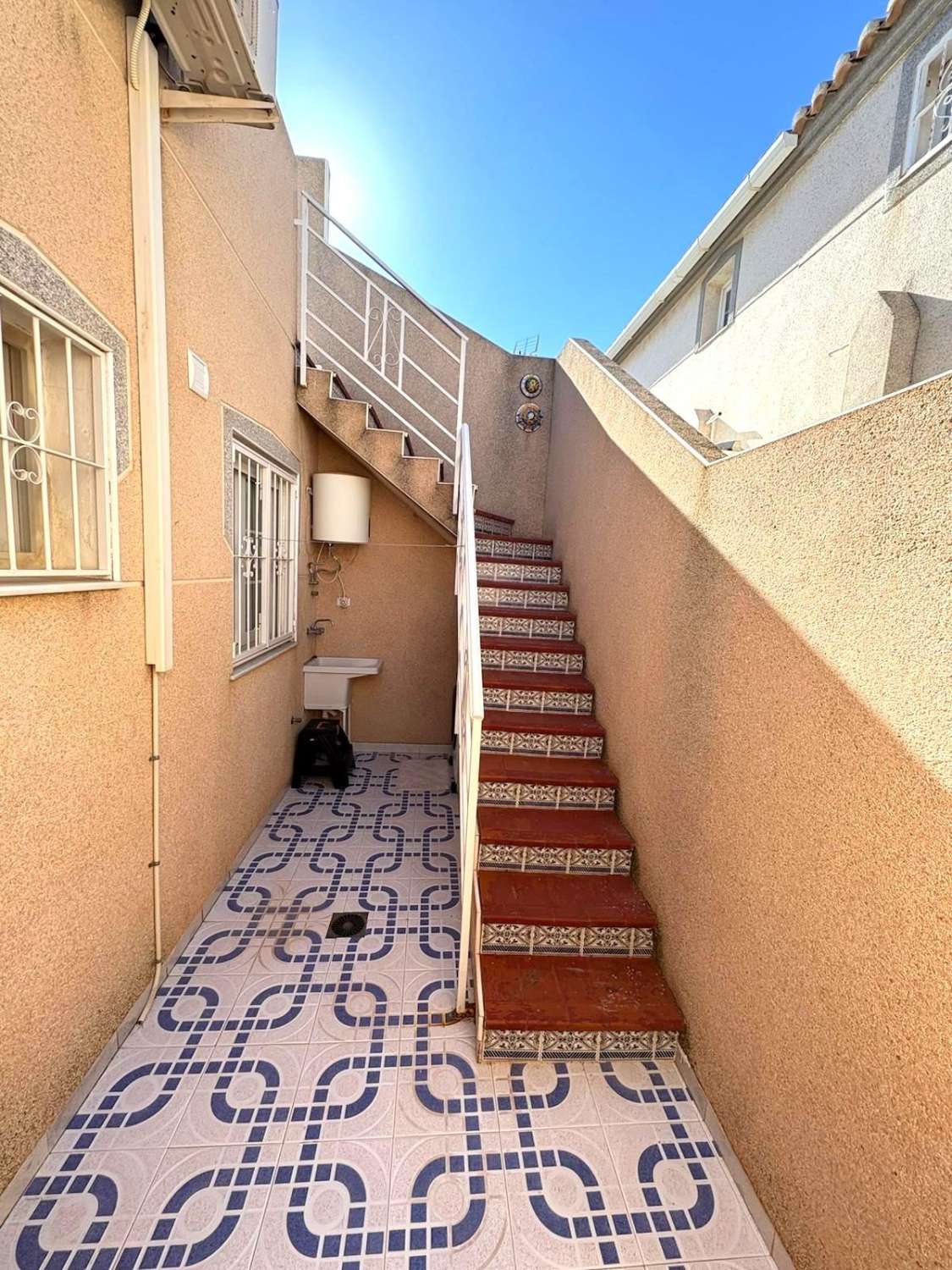 BUNGALOW I STADSOMRÅDET. TORREALMENDROS! TORREVIEJA