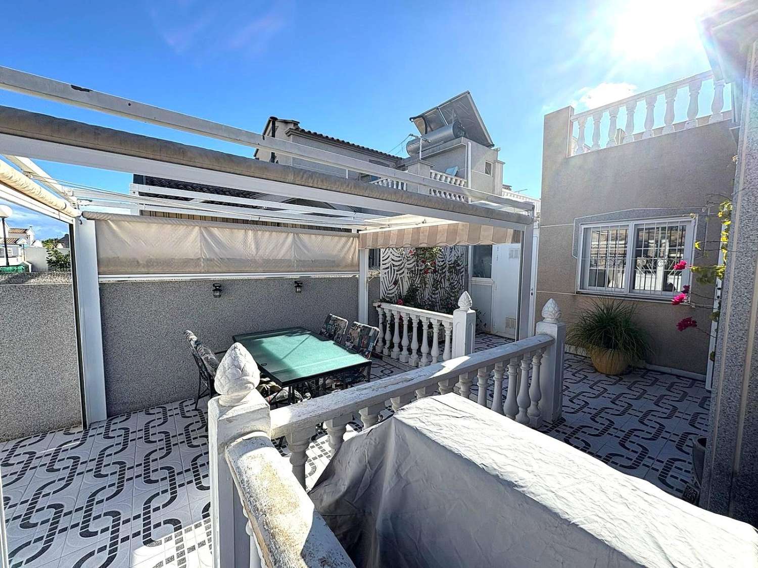 BUNGALOW I STADSOMRÅDET. TORREALMENDROS! TORREVIEJA