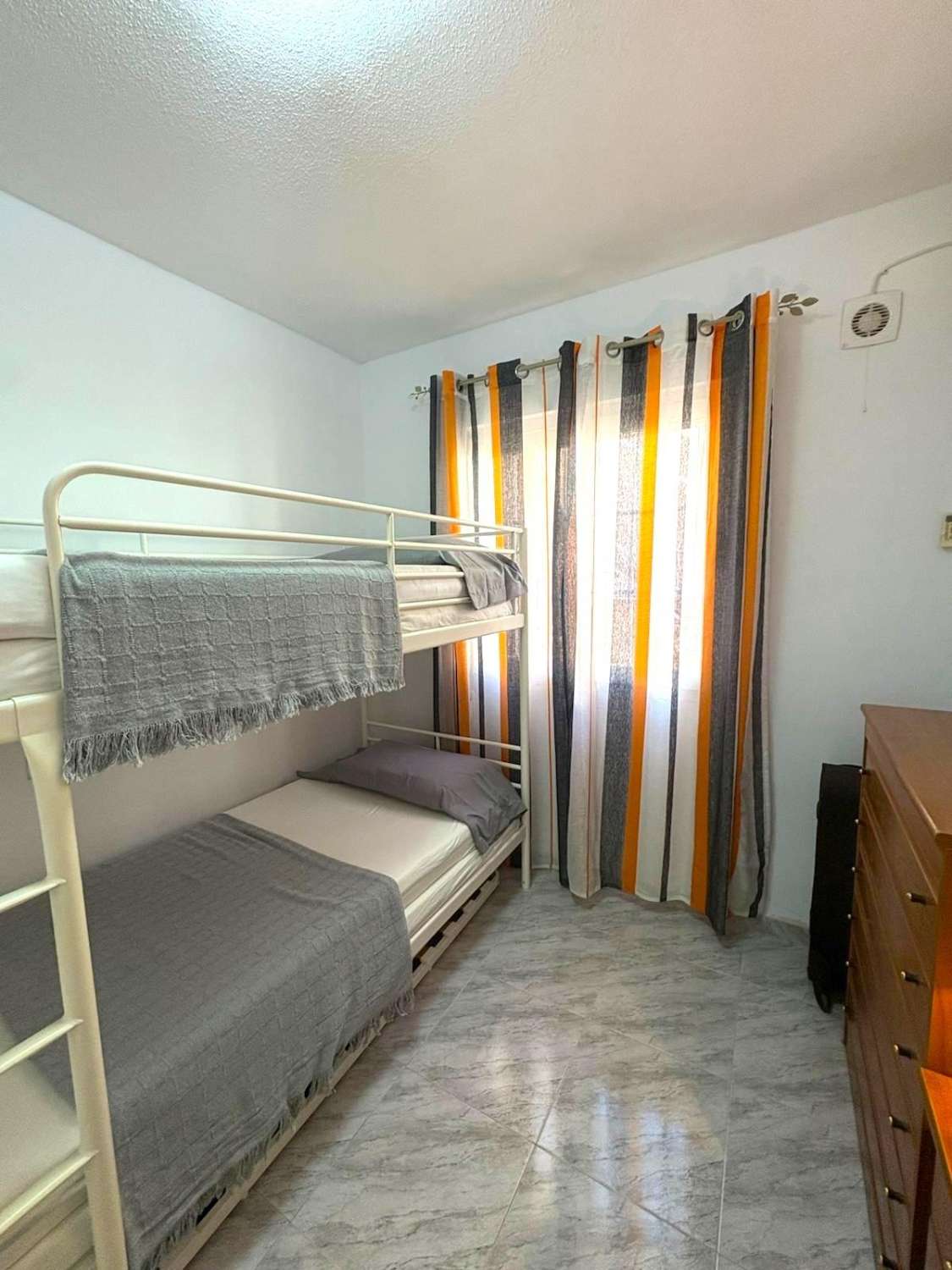 BUNGALOW I STADSOMRÅDET. TORREALMENDROS! TORREVIEJA