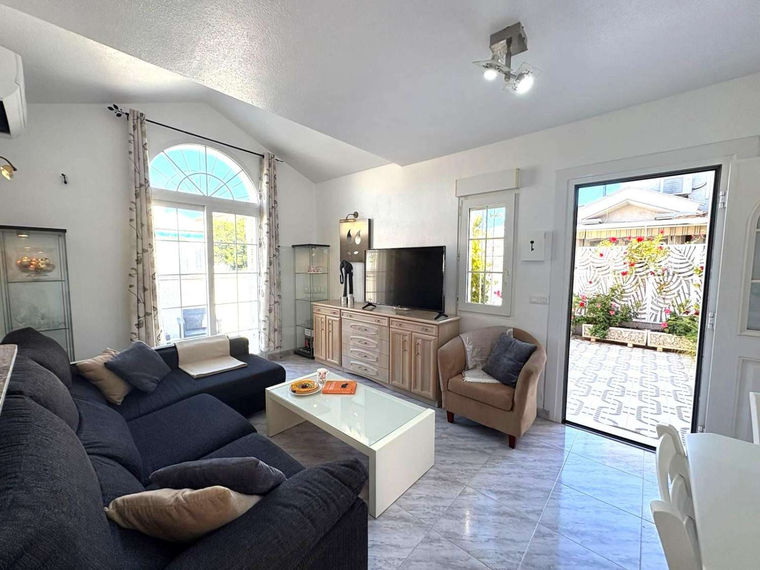 BUNGALOW I STADSOMRÅDET. TORREALMENDROS! TORREVIEJA