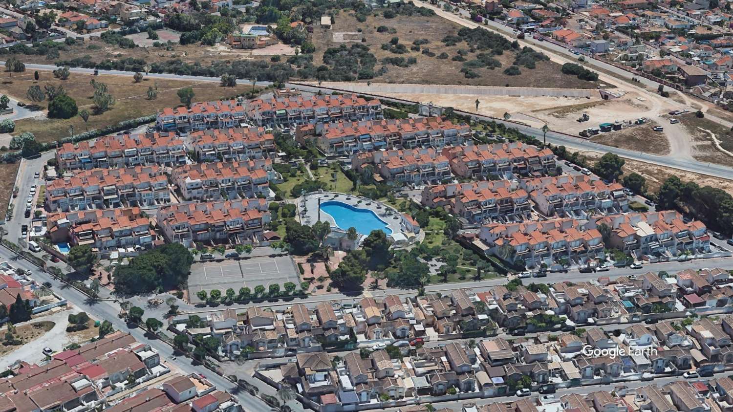 BUNGALOW I STADSOMRÅDET. TORREALMENDROS! TORREVIEJA