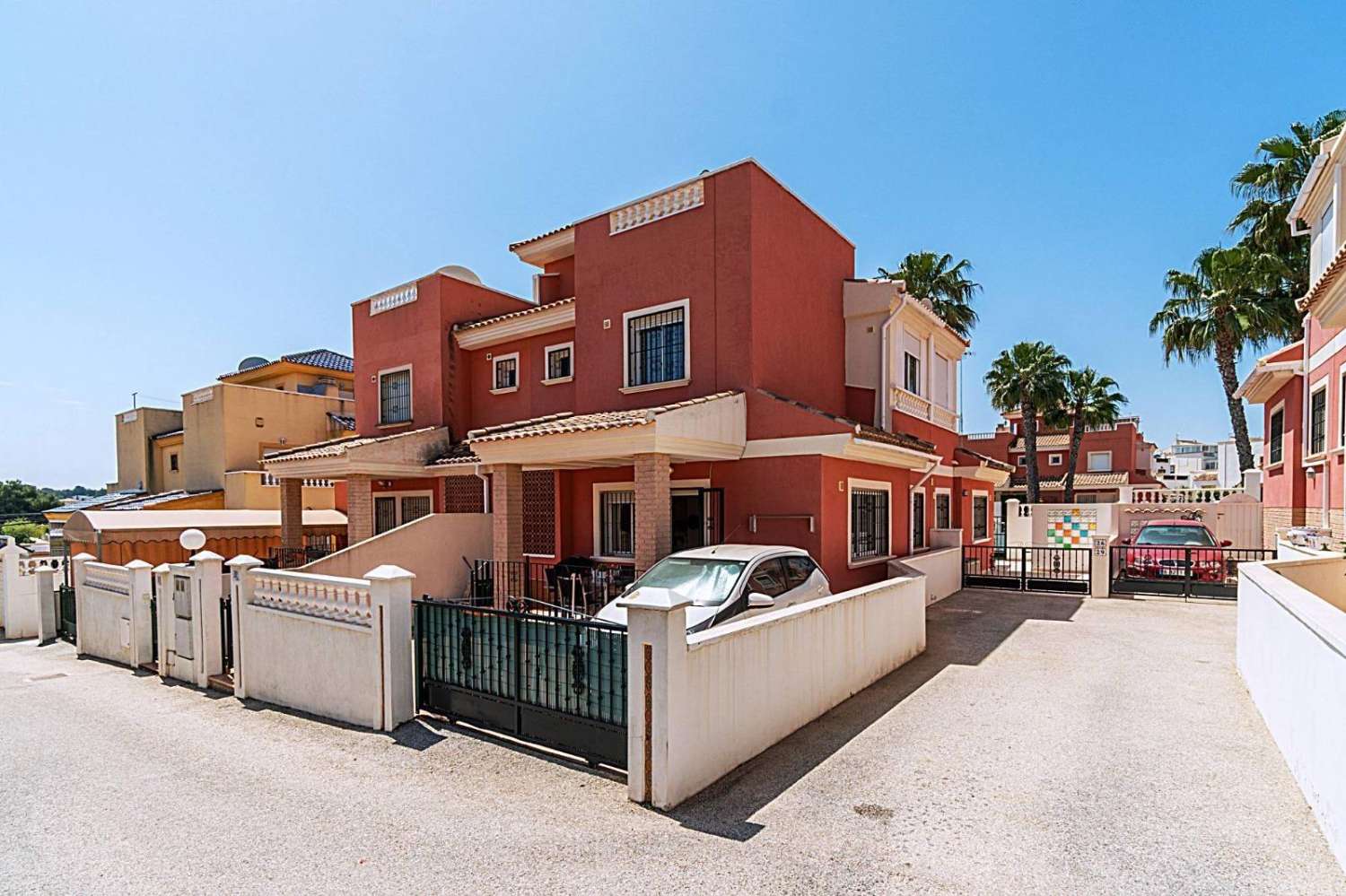 MAISON DE VILLE À LOS BALCONES AVEC PISCINE (TORREVIEJA)