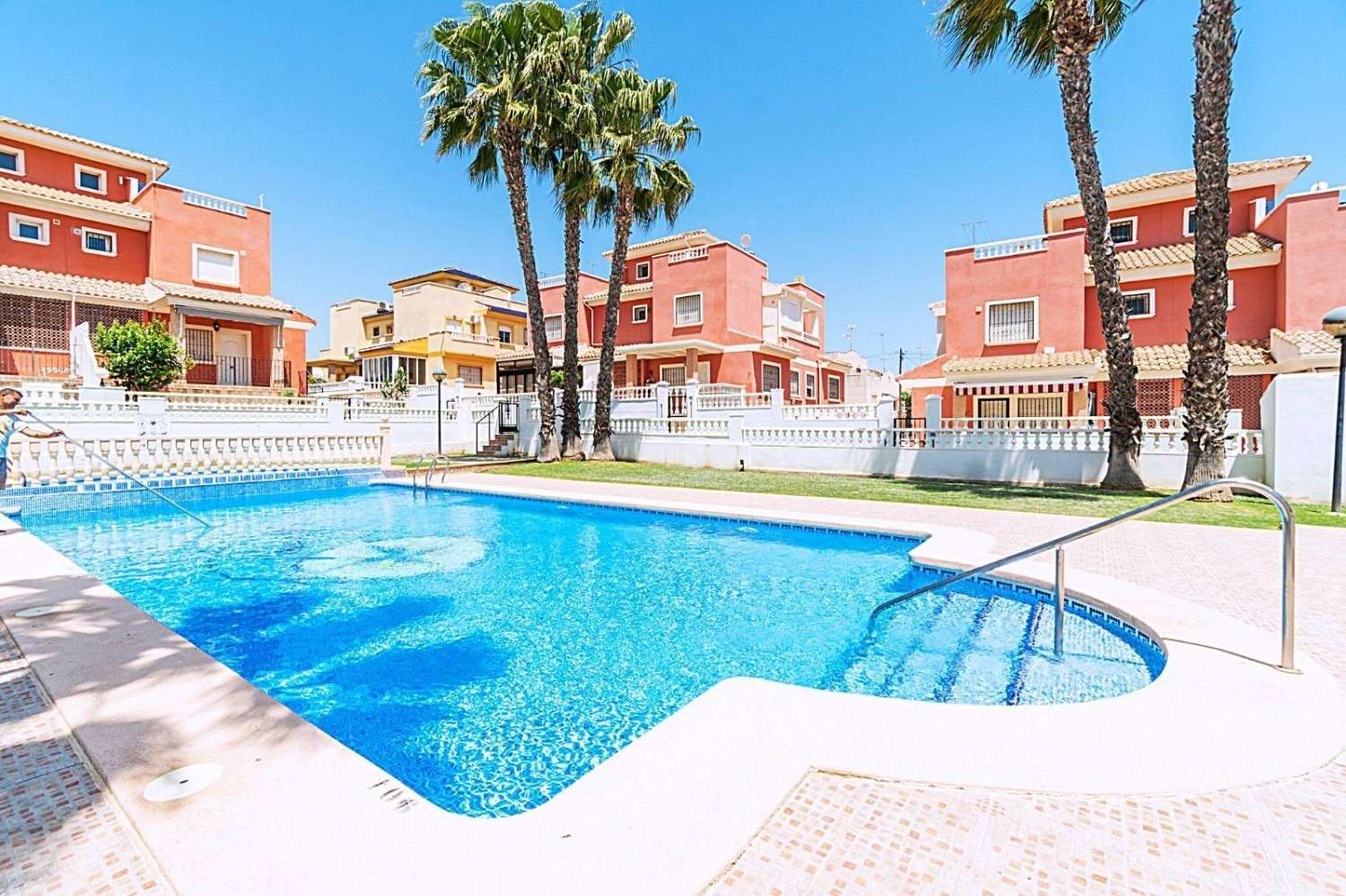 MAISON DE VILLE À LOS BALCONES AVEC PISCINE (TORREVIEJA)