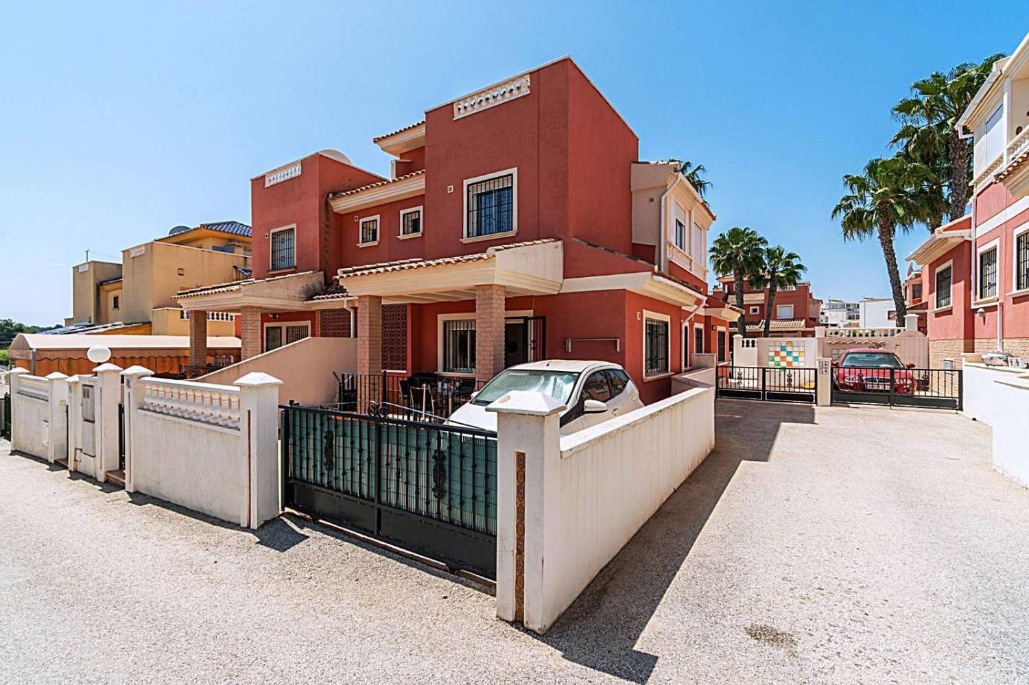MAISON DE VILLE À LOS BALCONES AVEC PISCINE (TORREVIEJA)