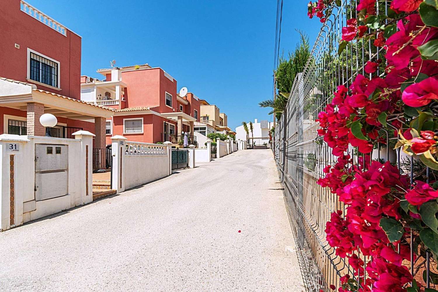 MAISON DE VILLE À LOS BALCONES AVEC PISCINE (TORREVIEJA)