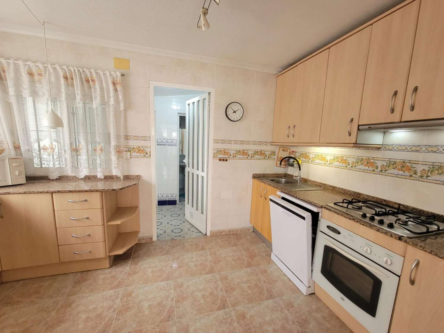 Bonito triplex, espacioso, 4 dormitorios, 3 baños, terrazas amplias, cerca de la playa en Torre de la Horadada