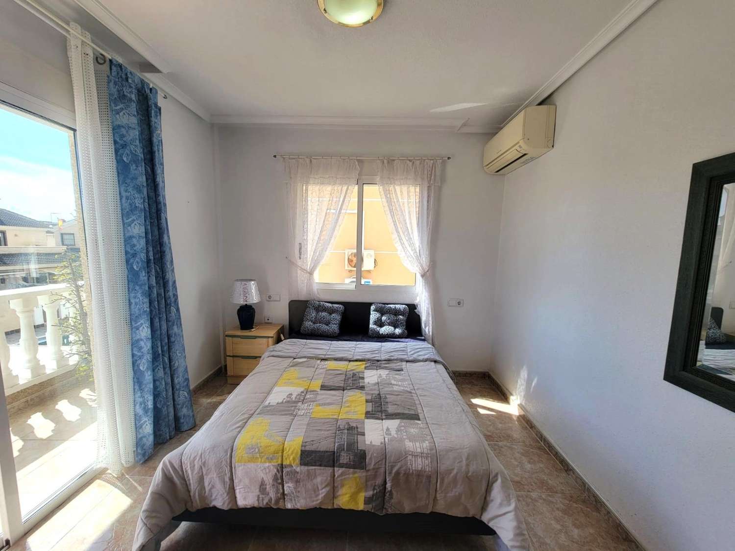 Bonito triplex, espacioso, 4 dormitorios, 3 baños, terrazas amplias, cerca de la playa en Torre de la Horadada