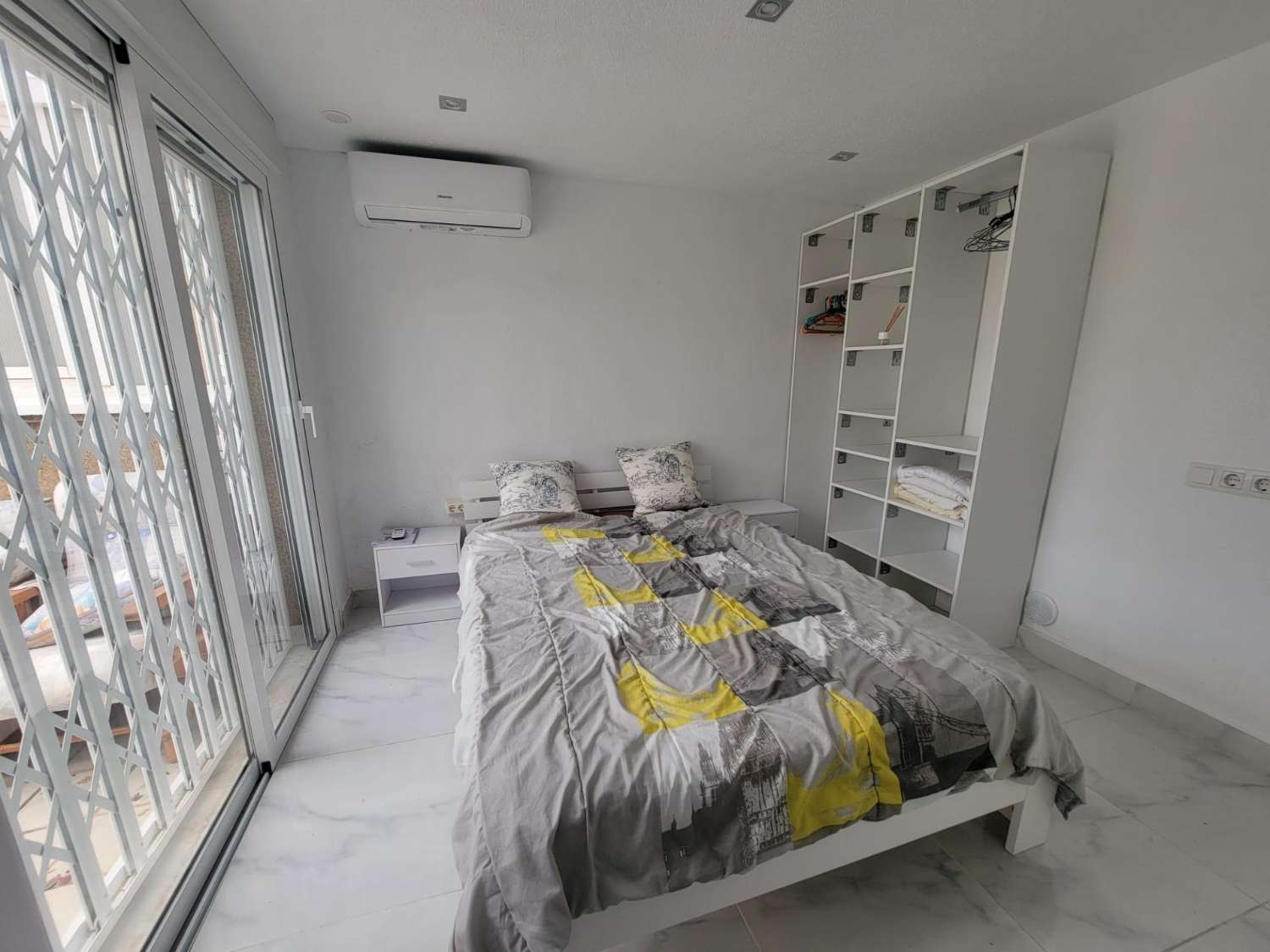 Bonito triplex, espacioso, 4 dormitorios, 3 baños, terrazas amplias, cerca de la playa en Torre de la Horadada