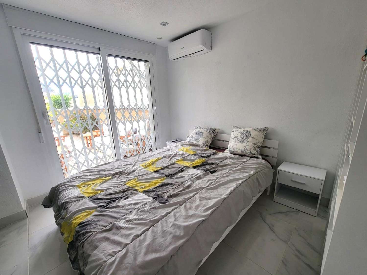 Bonito triplex, espacioso, 4 dormitorios, 3 baños, terrazas amplias, cerca de la playa en Torre de la Horadada