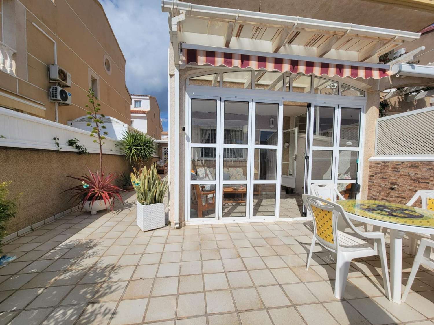 Bonito triplex, espacioso, 4 dormitorios, 3 baños, terrazas amplias, cerca de la playa en Torre de la Horadada