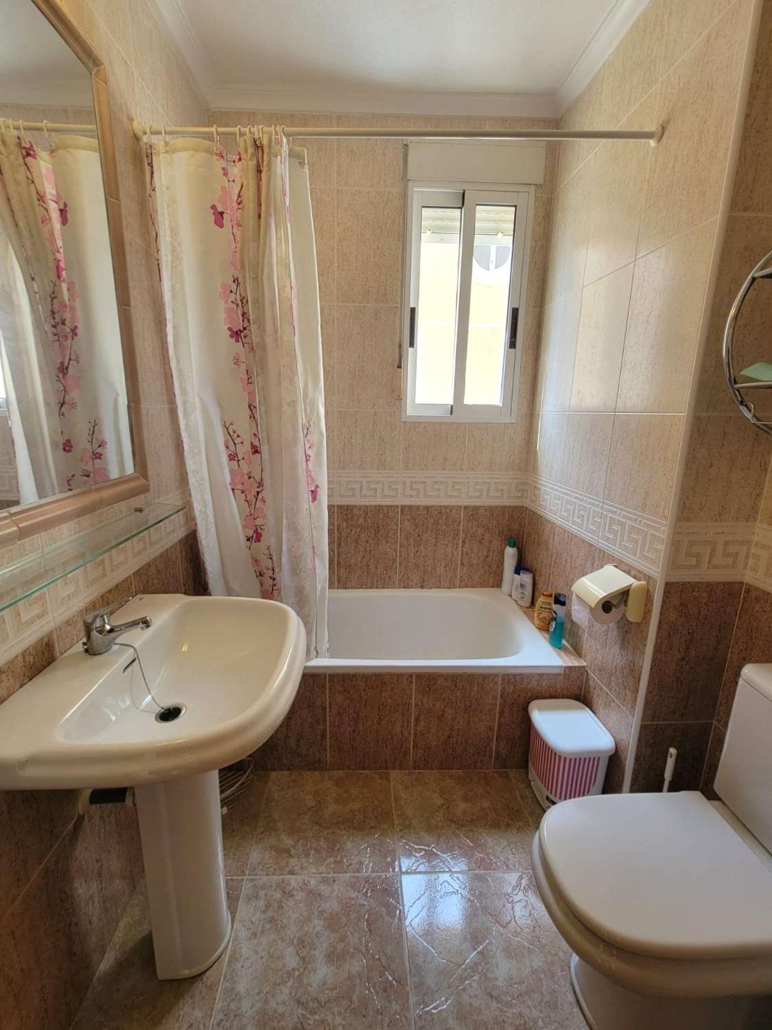 Bonito triplex, espacioso, 4 dormitorios, 3 baños, terrazas amplias, cerca de la playa en Torre de la Horadada