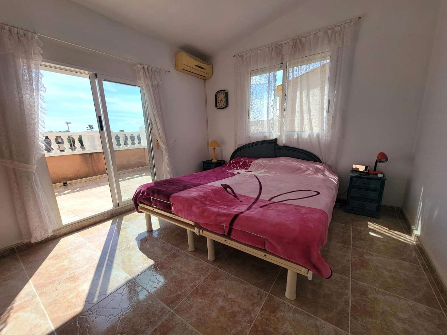 Bonito triplex, espacioso, 4 dormitorios, 3 baños, terrazas amplias, cerca de la playa en Torre de la Horadada