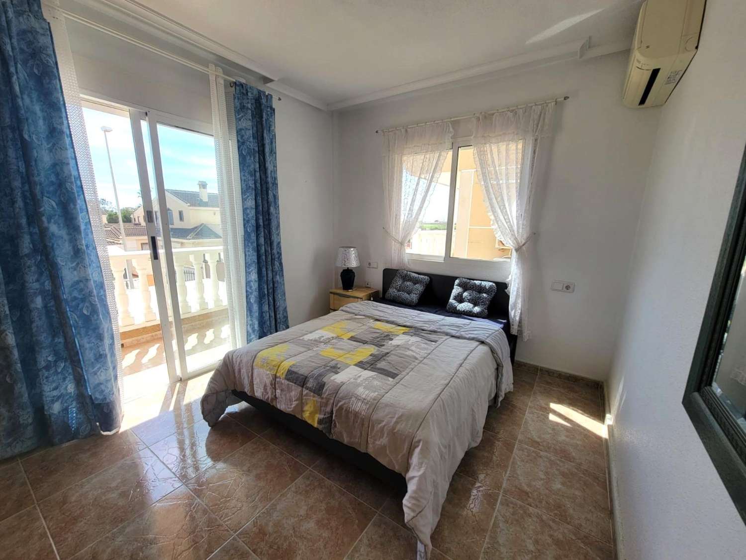 Bonito triplex, espacioso, 4 dormitorios, 3 baños, terrazas amplias, cerca de la playa en Torre de la Horadada