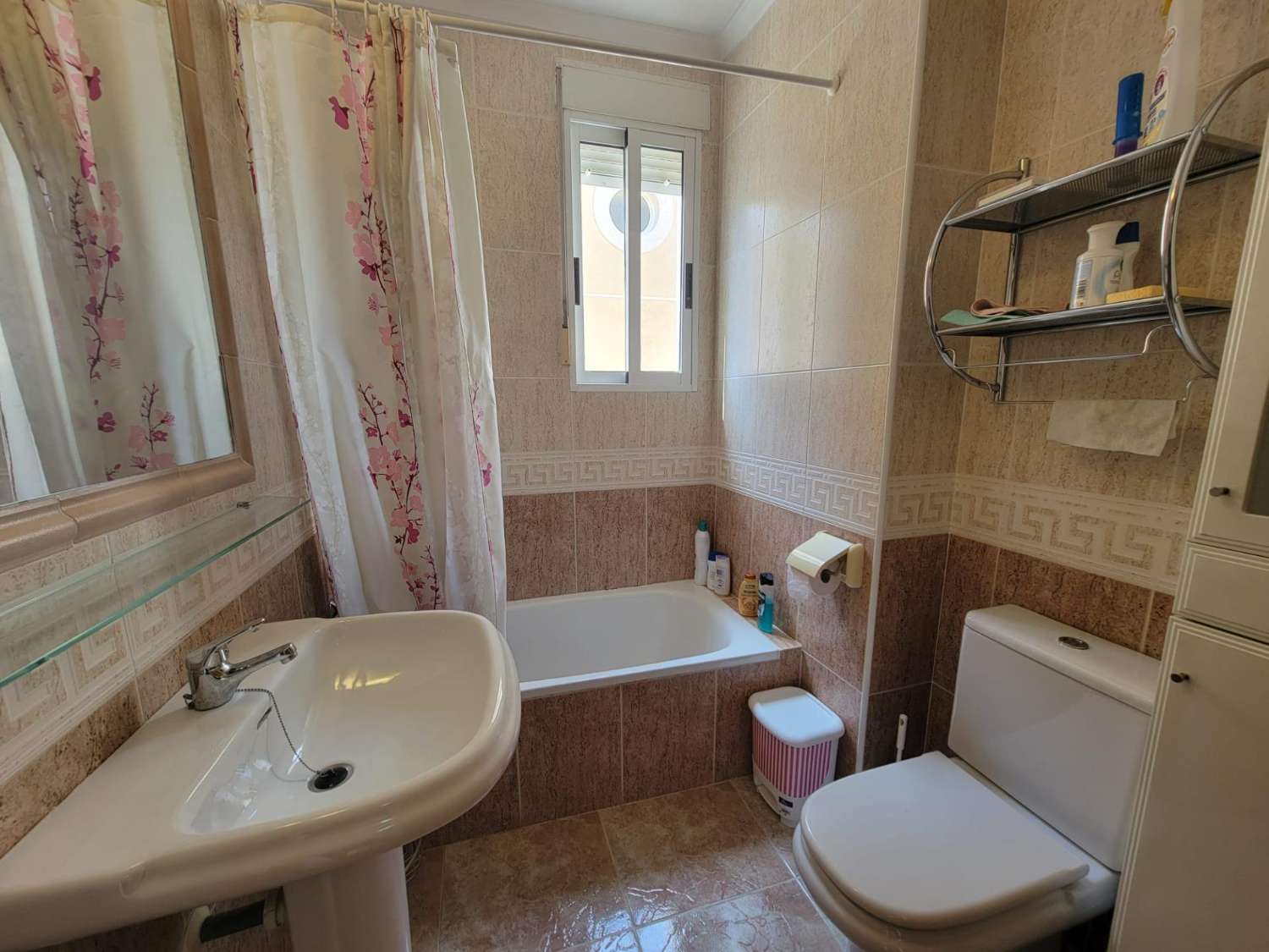 Bonito triplex, espacioso, 4 dormitorios, 3 baños, terrazas amplias, cerca de la playa en Torre de la Horadada