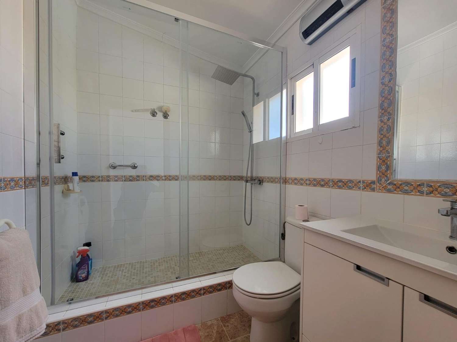 Bonito triplex, espacioso, 4 dormitorios, 3 baños, terrazas amplias, cerca de la playa en Torre de la Horadada