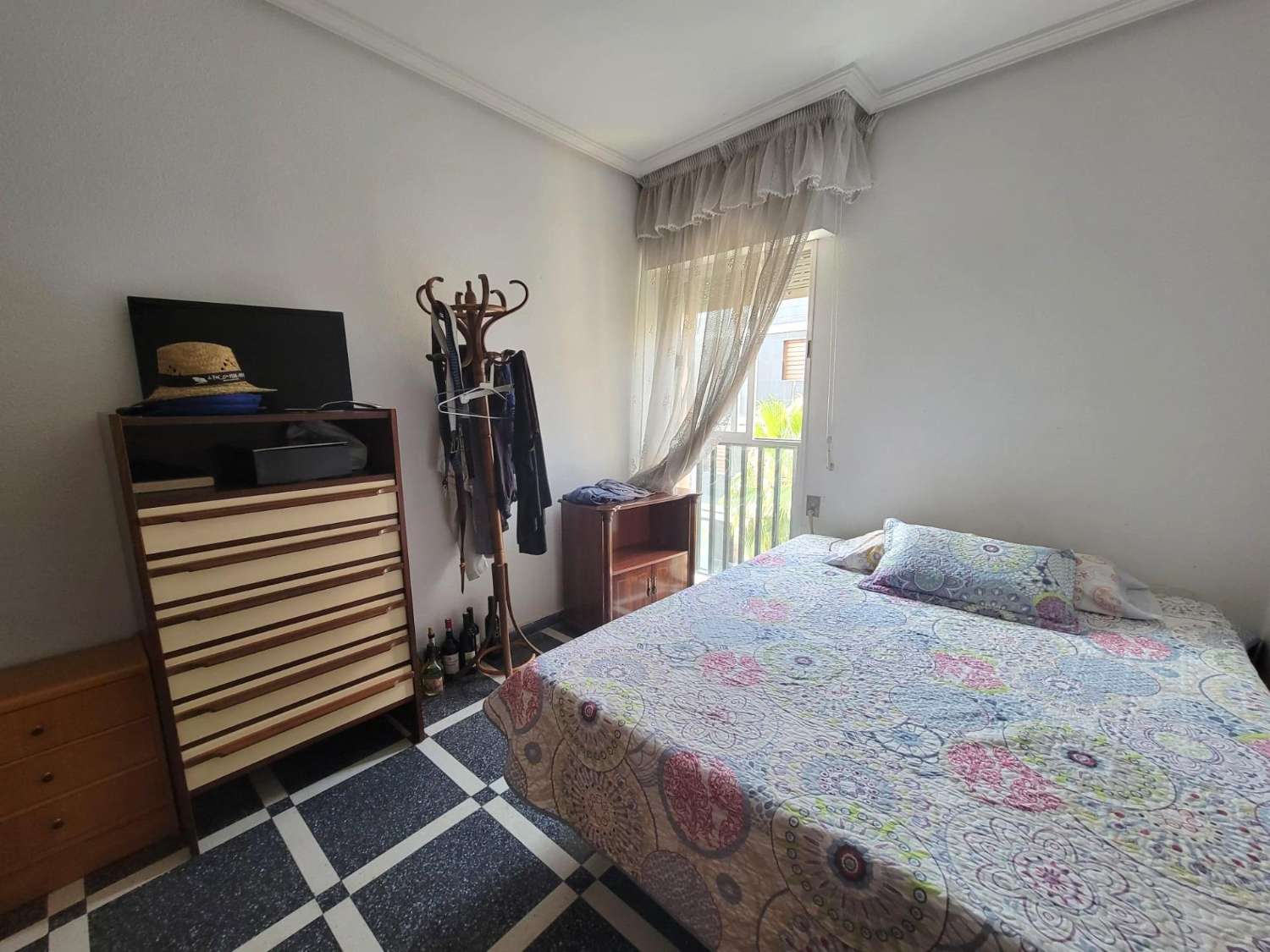 Apartamento espacioso, 2 dormitorios, 2 baños, en centro ciudad y cerca del Paseo Marítimo Torrevieja