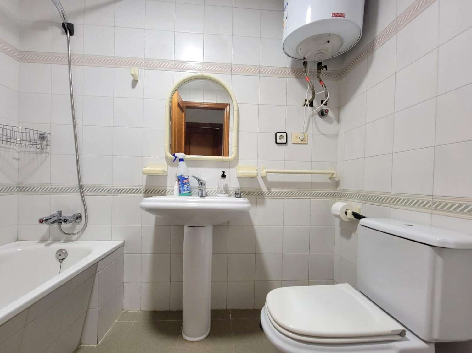 Apartamento espacioso, 2 dormitorios, 2 baños, en centro ciudad y cerca del Paseo Marítimo Torrevieja