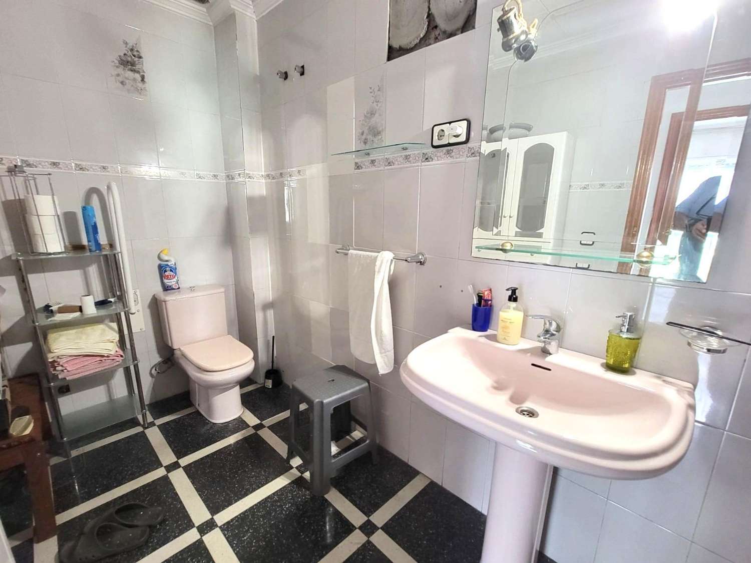 Apartamento espacioso, 2 dormitorios, 2 baños, en centro ciudad y cerca del Paseo Marítimo Torrevieja