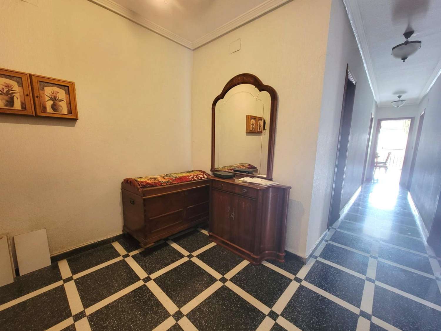 Apartamento espacioso, 2 dormitorios, 2 baños, en centro ciudad y cerca del Paseo Marítimo Torrevieja