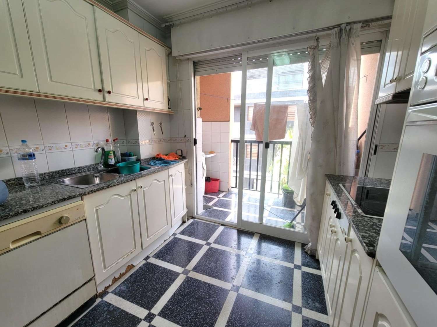 Apartamento espacioso, 2 dormitorios, 2 baños, en centro ciudad y cerca del Paseo Marítimo Torrevieja