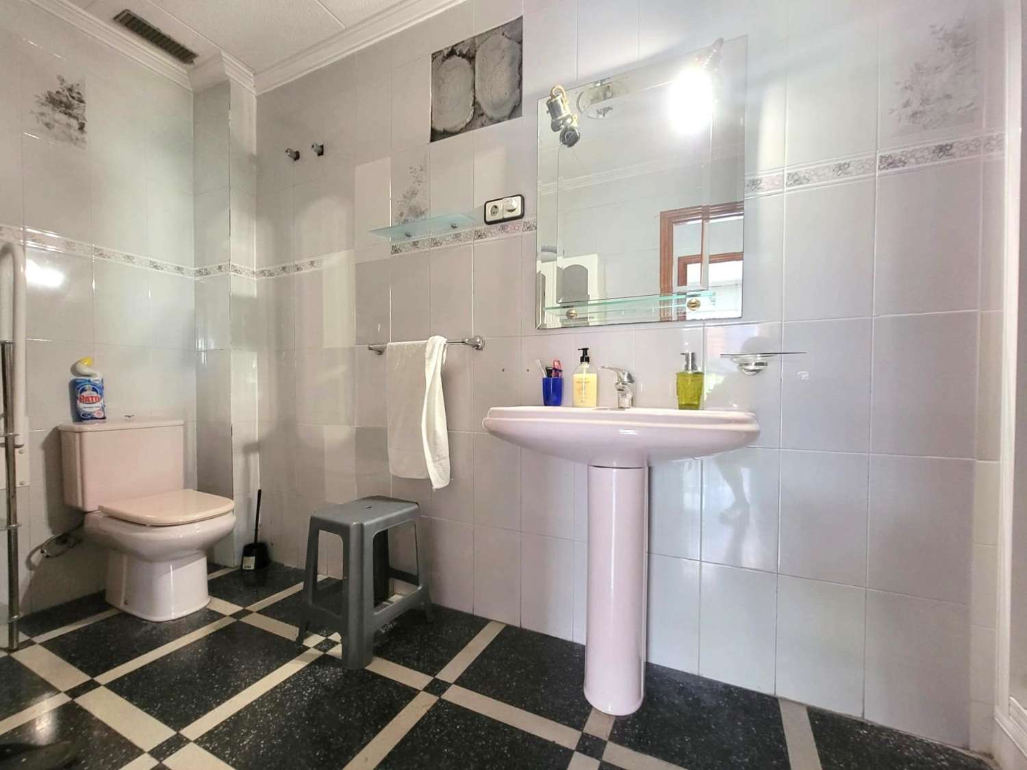 Apartamento espacioso, 2 dormitorios, 2 baños, en centro ciudad y cerca del Paseo Marítimo Torrevieja