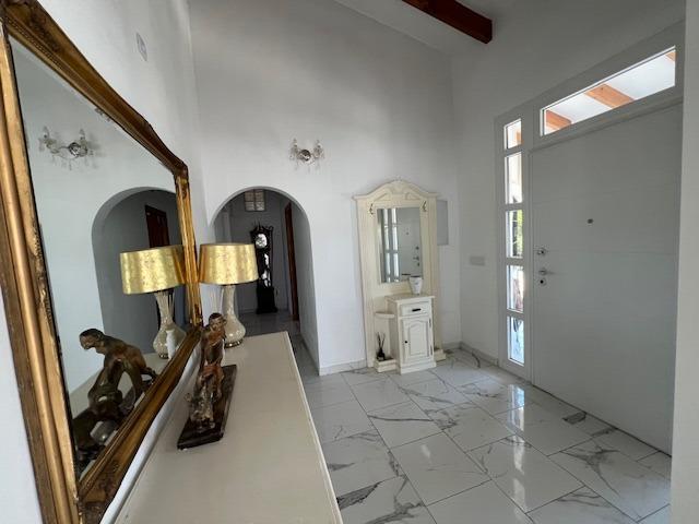 Descubra la combinación perfecta de encanto rural y vida moderna en esta impresionante propiedad independiente ubicada en la campiña de Dolores.