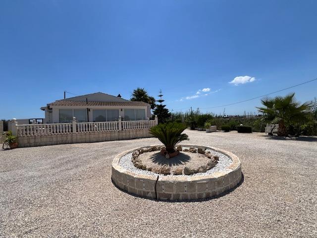 Descubra la combinación perfecta de encanto rural y vida moderna en esta impresionante propiedad independiente ubicada en la campiña de Dolores.