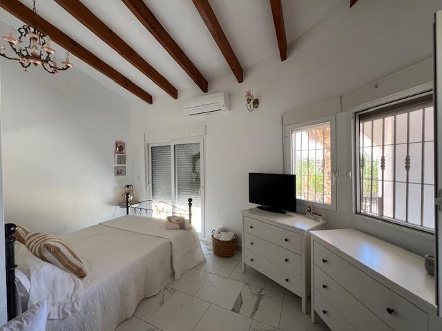 Descubra la combinación perfecta de encanto rural y vida moderna en esta impresionante propiedad independiente ubicada en la campiña de Dolores.