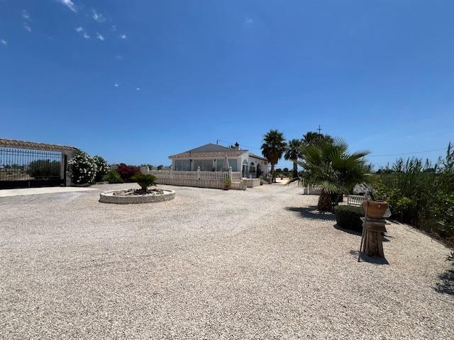 Descubra la combinación perfecta de encanto rural y vida moderna en esta impresionante propiedad independiente ubicada en la campiña de Dolores.