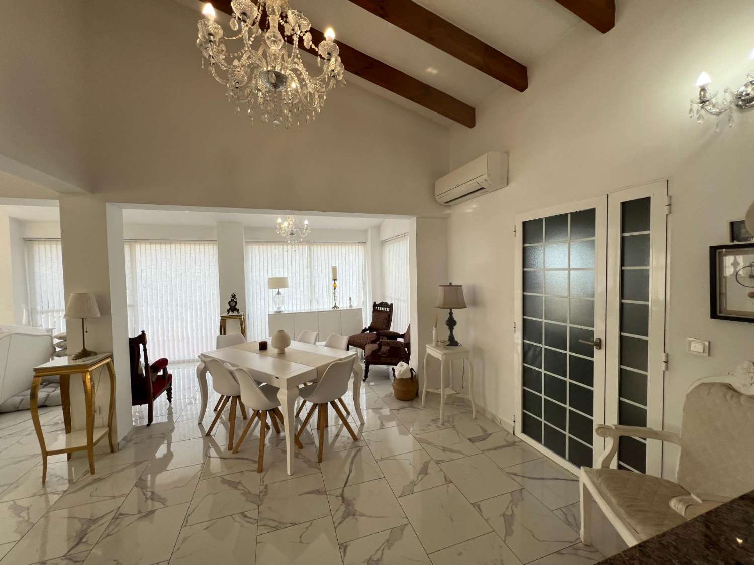 Descubra la combinación perfecta de encanto rural y vida moderna en esta impresionante propiedad independiente ubicada en la campiña de Dolores.