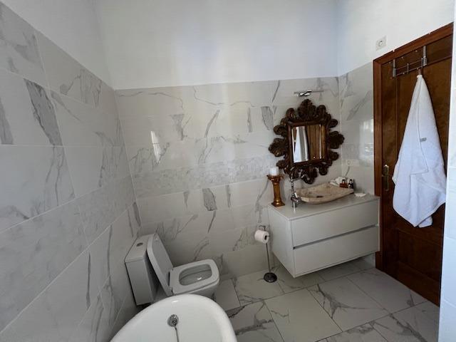 Descubra la combinación perfecta de encanto rural y vida moderna en esta impresionante propiedad independiente ubicada en la campiña de Dolores.