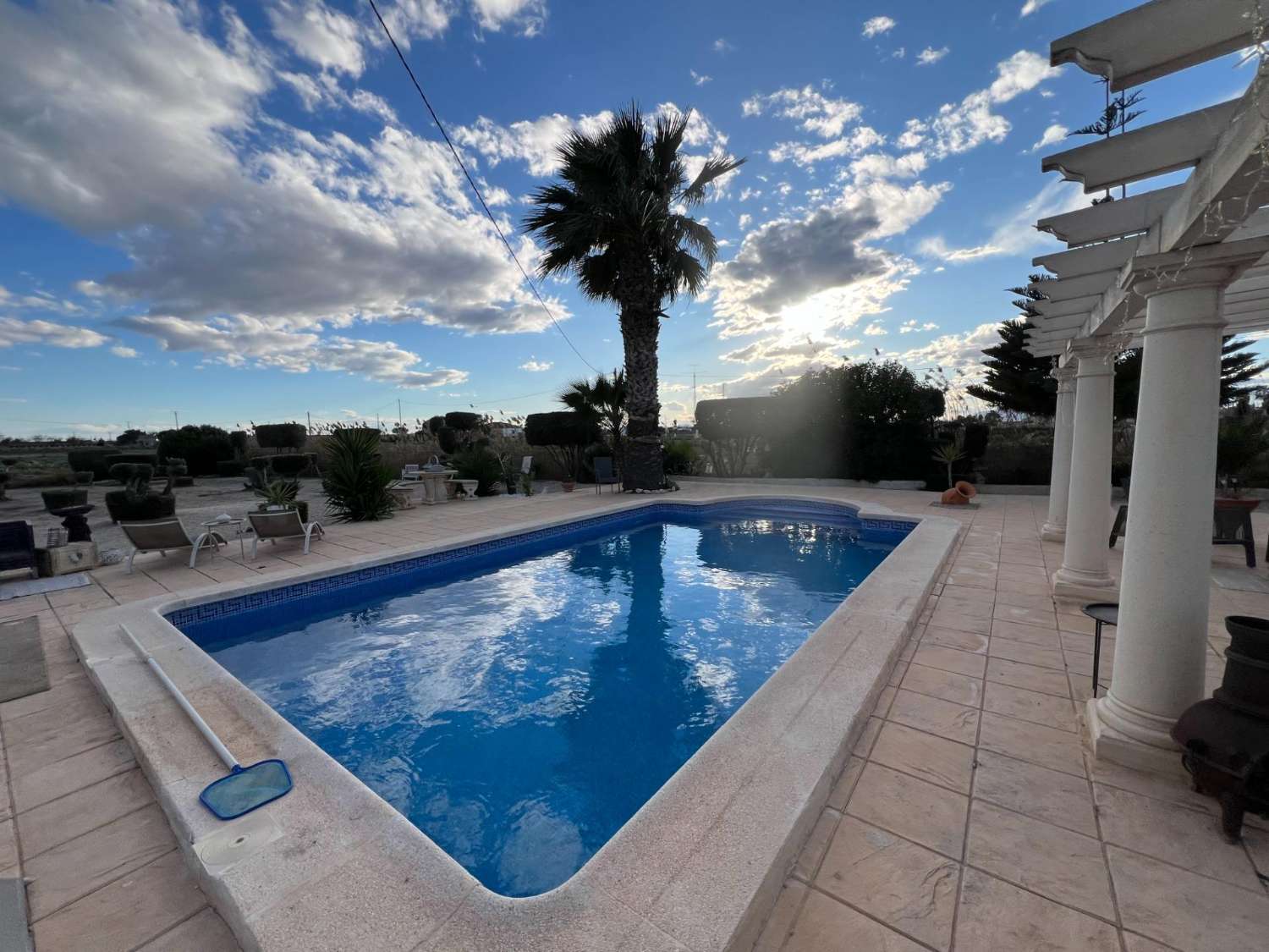 Descubra la combinación perfecta de encanto rural y vida moderna en esta impresionante propiedad independiente ubicada en la campiña de Dolores.