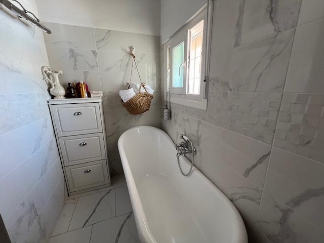 Descubra la combinación perfecta de encanto rural y vida moderna en esta impresionante propiedad independiente ubicada en la campiña de Dolores.