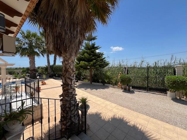 Descubra la combinación perfecta de encanto rural y vida moderna en esta impresionante propiedad independiente ubicada en la campiña de Dolores.